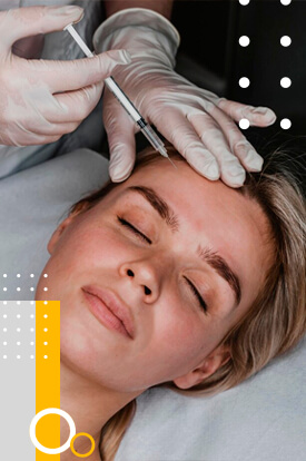 خانمی در حال تزریق ژل پروفایلو